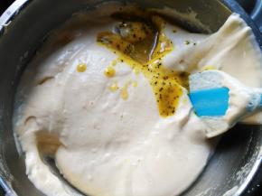 沿盆壁倒入蛋糕糊中