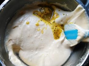 沿盆壁倒入蛋糕糊中