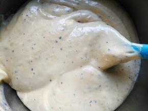 用刮刀翻拌均匀