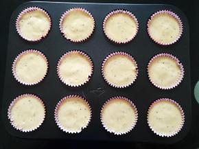 将蛋糕糊倒入模具中，用力震几下