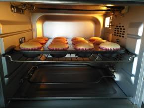 放入预热好的烤箱中层上下火140度10分钟转150度10分钟