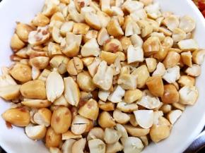 油酥花生米去皮用刀切碎一下