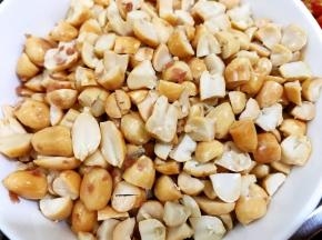 油酥花生米去皮用刀切碎一下