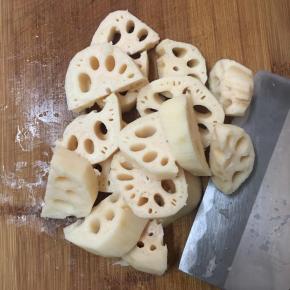 莲藕去皮洗净，切成块备用。