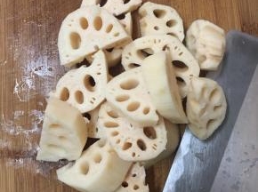 莲藕去皮洗净，切成块备用。