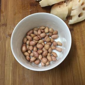 花生洗净备用。