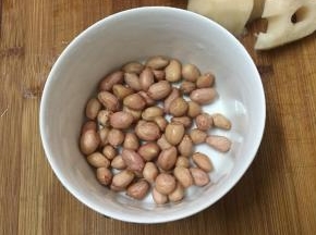 花生洗净备用。