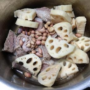 将扇骨，莲藕和花生倒入锅中。