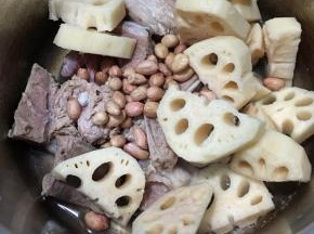 将扇骨，莲藕和花生倒入锅中。