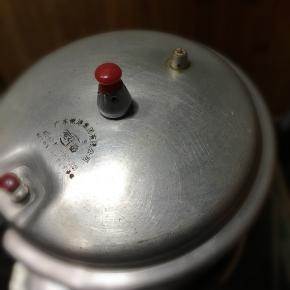 加盖，放上气阀，大火煮至上汽，转中小火再煮20分钟。