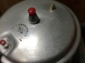 加盖，放上气阀，大火煮至上汽，转中小火再煮20分钟。