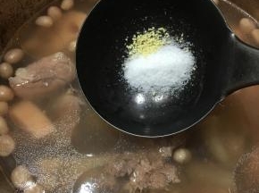 下汽后，拿掉气阀，开盖，调入盐和鸡精。