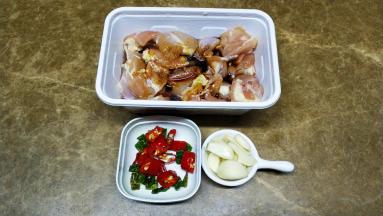 鸡腿肉切大块，加入生抽、盐、料酒、糖腌1小时；然后倒入半碗生粉拌均匀