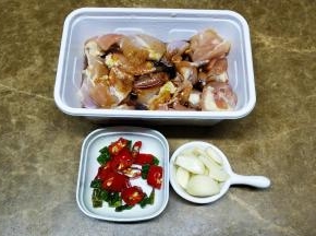 鸡腿肉切大块，加入生抽、盐、料酒、糖腌1小时；然后倒入半碗生粉拌均匀