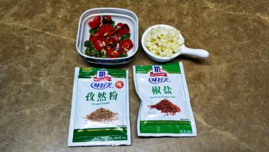 蒜切末（不用太碎）椒类切圈，准备好孜然粉、椒盐