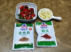 蒜切末（不用太碎）椒类切圈，准备好孜然粉、椒盐