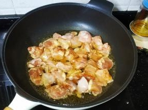 锅中倒入宽油放入鸡块炸