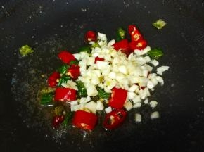 锅里留油，放入蒜末、椒类炒香