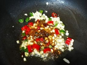 加入酱油、盐、糖炒均匀