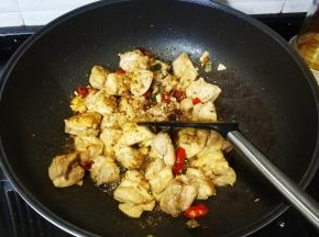 放入孜然粉、椒盐继续炒均匀