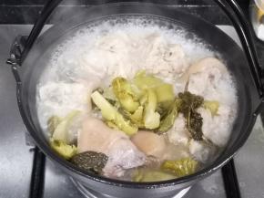 加入刚才煲猪手的汤，加盖焖煮。剩下的酸菜在出锅前10分钟放入。