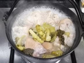 加入刚才煲猪手的汤，加盖焖煮。剩下的酸菜在出锅前10分钟放入。