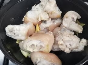 加入猪手爆炒。