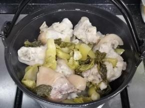然后加入一半的酸菜