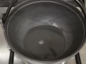 小铁锅烧热后放油