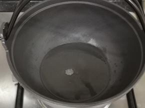 小铁锅烧热后放油