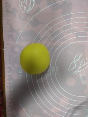 把主料除白色面团以外所有材料放进面包机，揉成光滑的面团，白色面团全部材料同样方法揉成光滑的面团，分一半出来加入竹炭粉