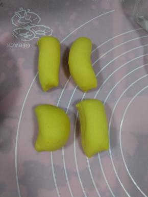 分割成4个35克的面团