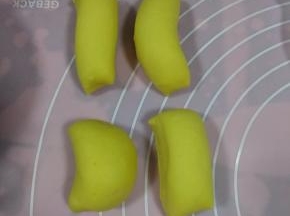 分割成4个35克的面团