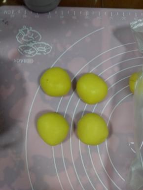 每个面团揉光滑