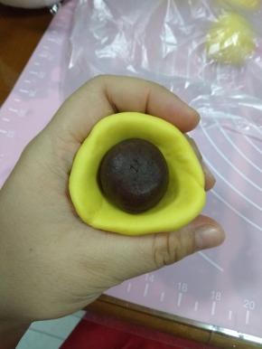 压平，包入豆沙馅