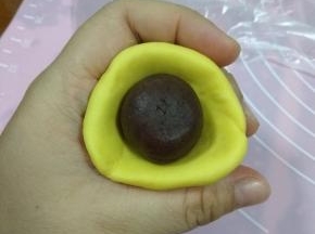 压平，包入豆沙馅
