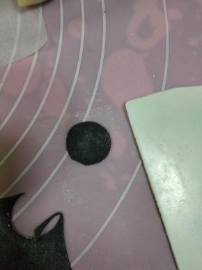 用裱花嘴压出4个圆形