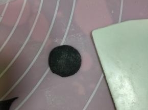 用裱花嘴压出4个圆形
