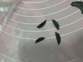 用裱花嘴的一半压出嘴巴