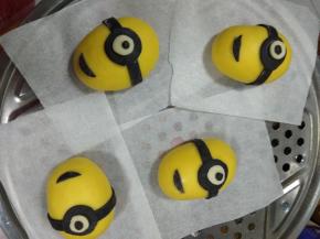 贴在眼睛下面，35度左右发酵40分左右，包子稍微变大，冷水上锅蒸15分钟，焖5分钟