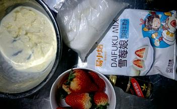 准备食材，草莓洗净