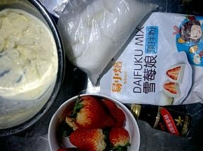 准备食材，草莓洗净