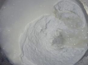 把热水倒入预拌粉中搅拌均匀