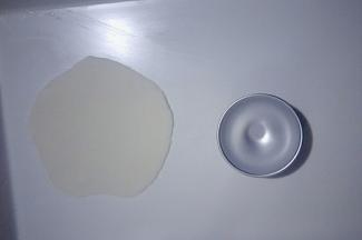 擀成中间厚周边薄的薄饼，准备雪媚娘模具