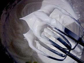 淡奶油加糖加香草精打发至出现明显纹路，打蛋器提起有小短尖即可