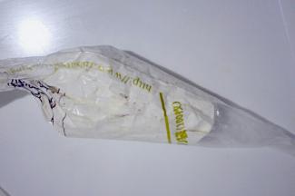 把淡奶油装入裱花袋，室温过高要放冰箱冷藏室