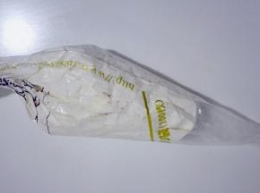 把淡奶油装入裱花袋，室温过高要放冰箱冷藏室