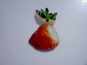 把草莓切去底部
