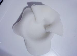 把擀好的薄饼放到雪媚娘模具上