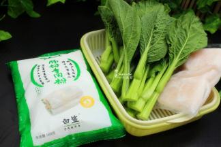 食材：广式肠粉专用粉200克、饮用水500克、虾仁肉200克、菜心、食用油、盐、姜粉、生抽、糖、蚝油